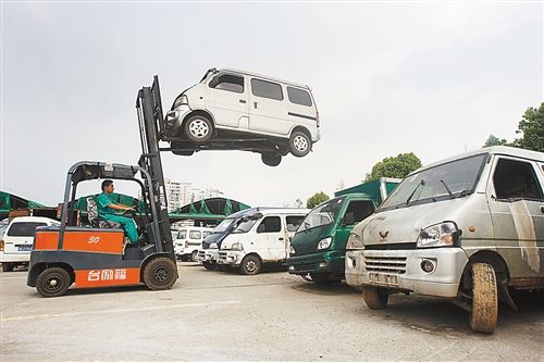 成都報廢汽車回收引進鏟車設(shè)備！